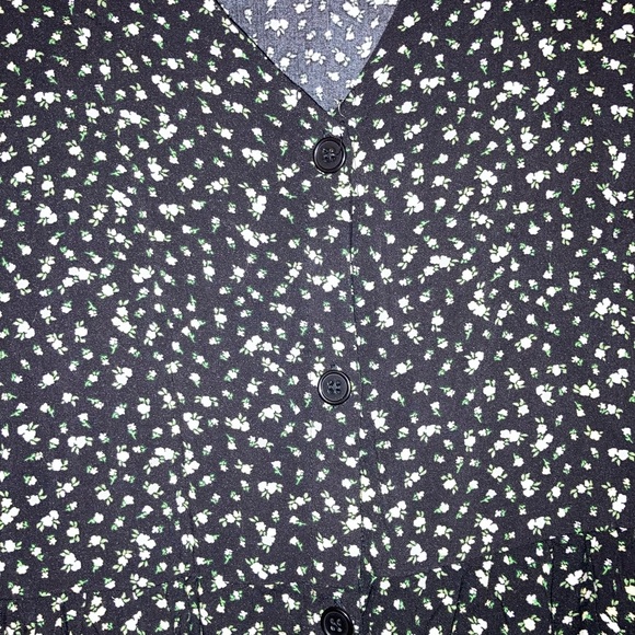 Worn once! Simple flower babydoll dress from H&M! Size medium - Picture 2 of 6